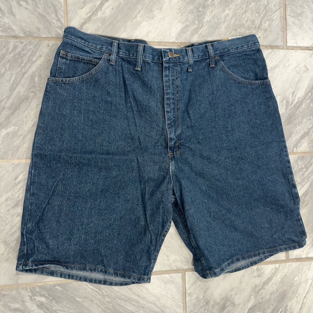 NWT Wrangler Mens Relaxed Fit Blue Denim Shorts Size 44Reg Hits Knee Length
